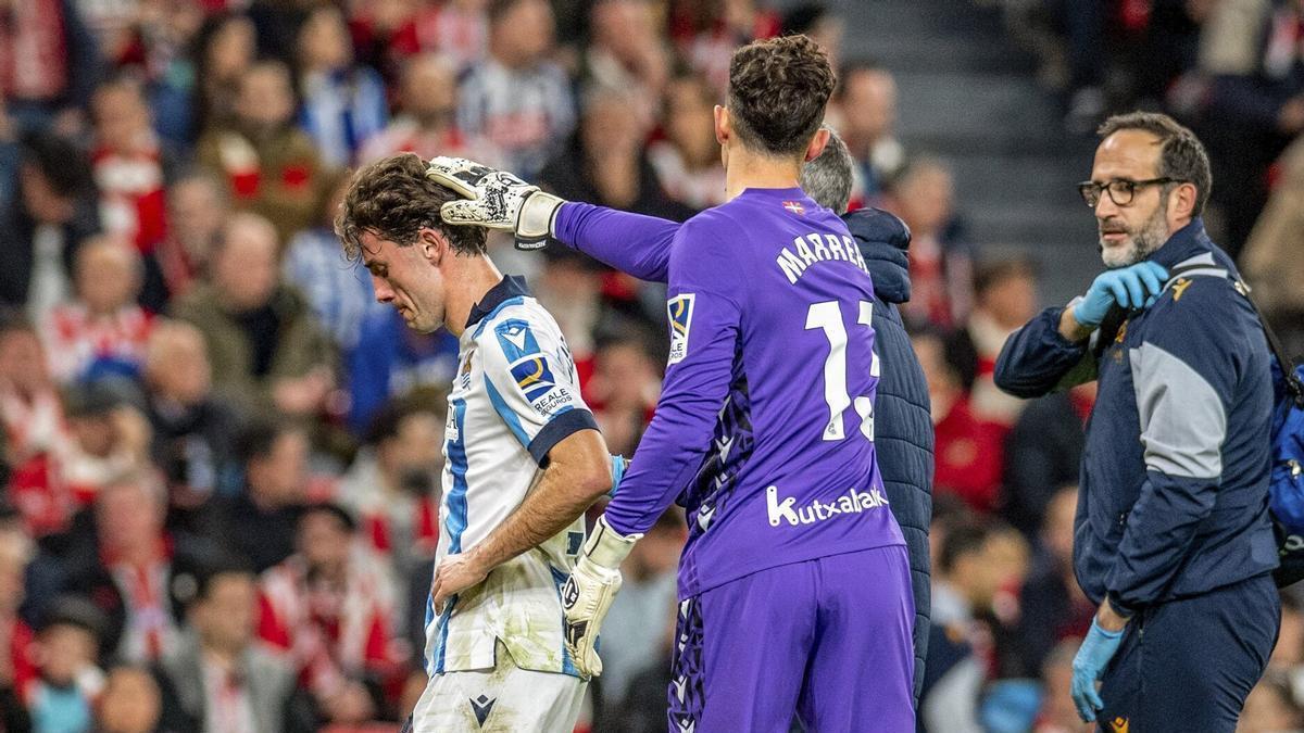 Unai Marrero consuela a Odriozola tras lesionarse en el derbi contra el Atlhetic el pasado enero. / JAVIER ZORRILLA