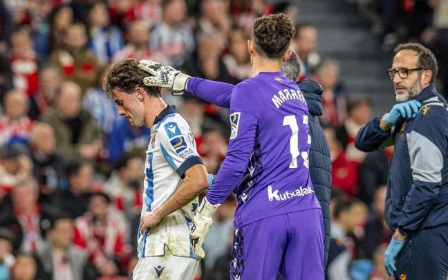 Unai Marrero consuela a Odriozola tras lesionarse en el derbi contra el Atlhetic el pasado enero. / JAVIER ZORRILLA