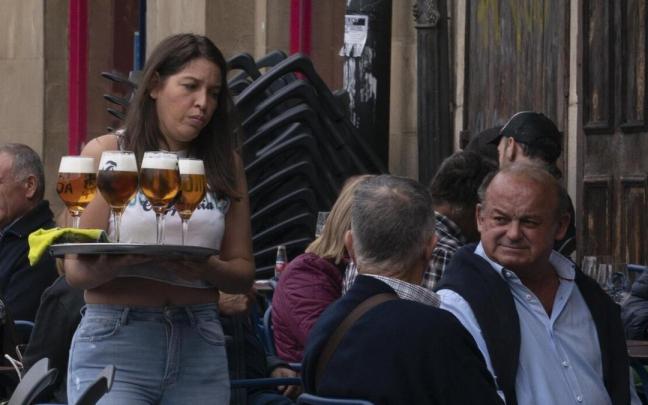 Varias personas en la terraza de un bar.