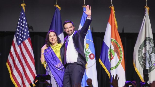 Mamdami celebra la victoria junto a su esposa.