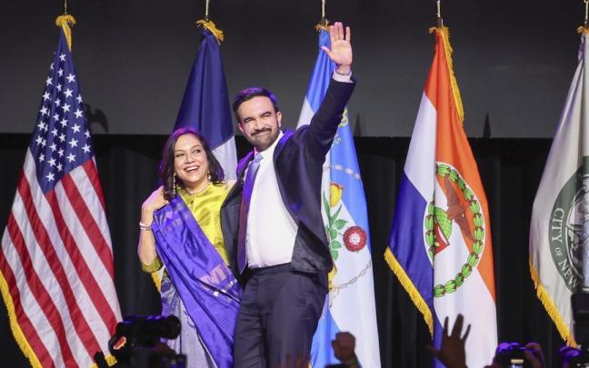 Mamdami celebra la victoria junto a su esposa.