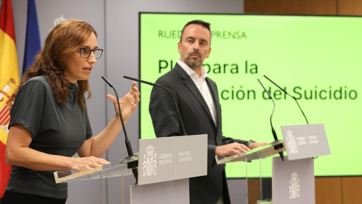 La ministra de Sanidad, Mónica García, y el Secretario de Estado de Justicia,  Manuel Olmedo.