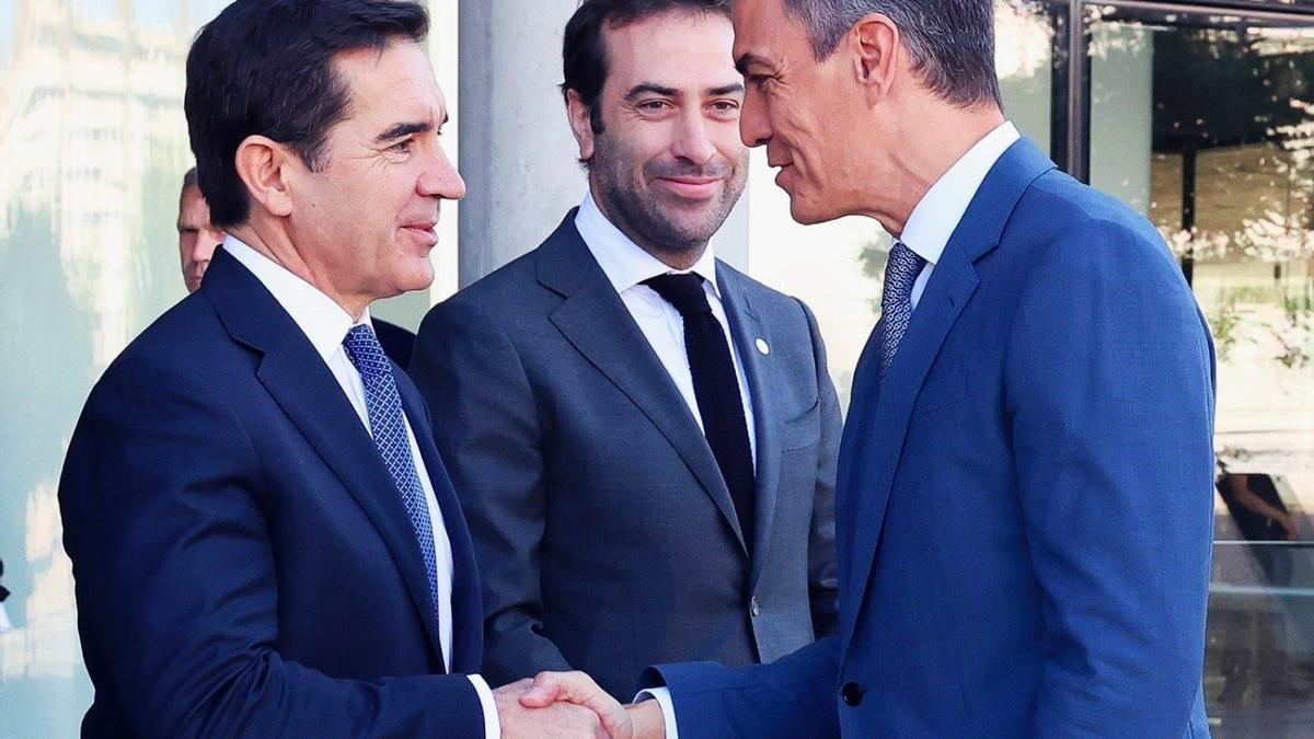 Saludo entre Carlos Torres y Pedro Sánchez.