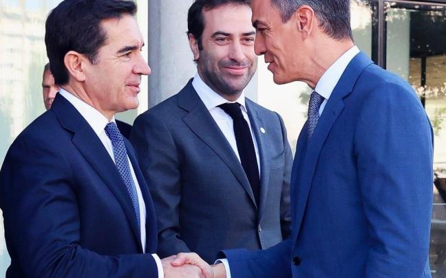 Saludo entre Carlos Torres y Pedro Sánchez.