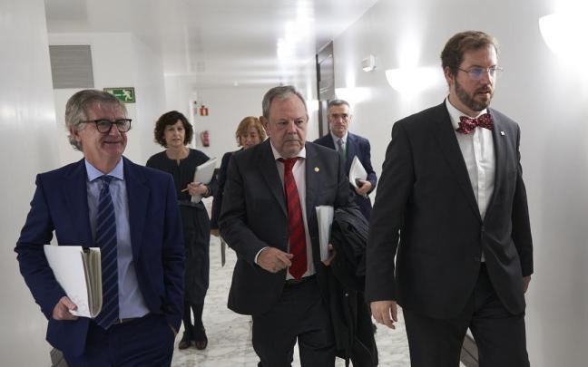 Pedro Azpiazu a su llegada a la comisión para desgranar las partidas de los Presupuestos de 2024. Pedro Azpiazu a su llegada a la comisión para desgranar las partidas de los Presupuestos de 2024.