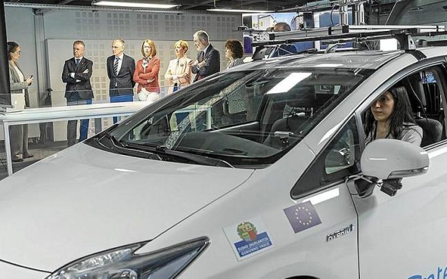 Urkullu visitó ayer el Centro Vicomtech para conocer las tecnologías más avanzadas de IA.