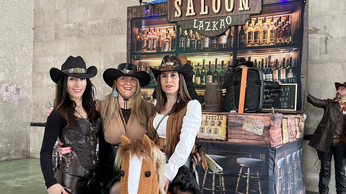 Amigas disfrazadas de vaqueras y en un salón del Lejano Oeste en el Mozorro Eguna de Lazkao