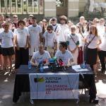 Iker Arana y los miembros de la plataforma que le arropan, frente al Palacio de Justicia de Bilbao