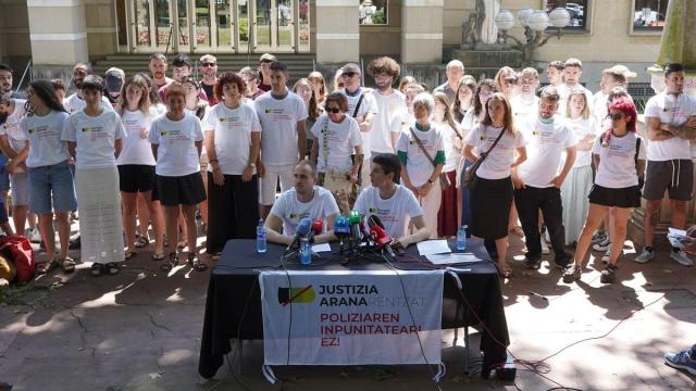 Iker Arana y los miembros de la plataforma que le arropan, frente al Palacio de Justicia de Bilbao / Borja Guerrero Iker Arana y los miembros de la plataforma que le arropan, frente al Palacio de Justicia de Bilbao