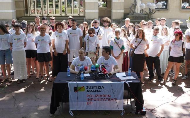 Iker Arana y los miembros de la plataforma que le arropan, frente al Palacio de Justicia de Bilbao