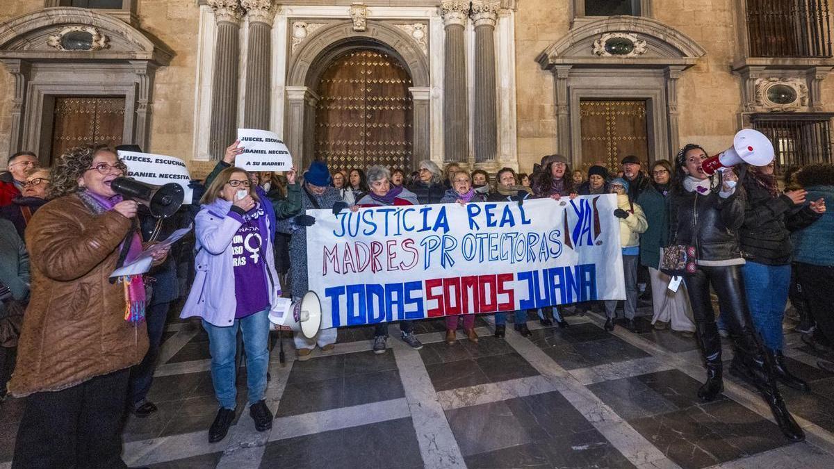 Asociaciones feministas muestran su apoyo a Juana Rivas en Granada.