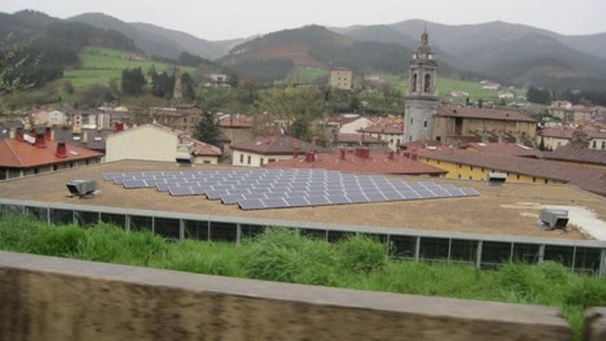 Se ampliará la instalación de placas solares fotovoltaicas en la cubierta de la cancha azul de Zubikoa.