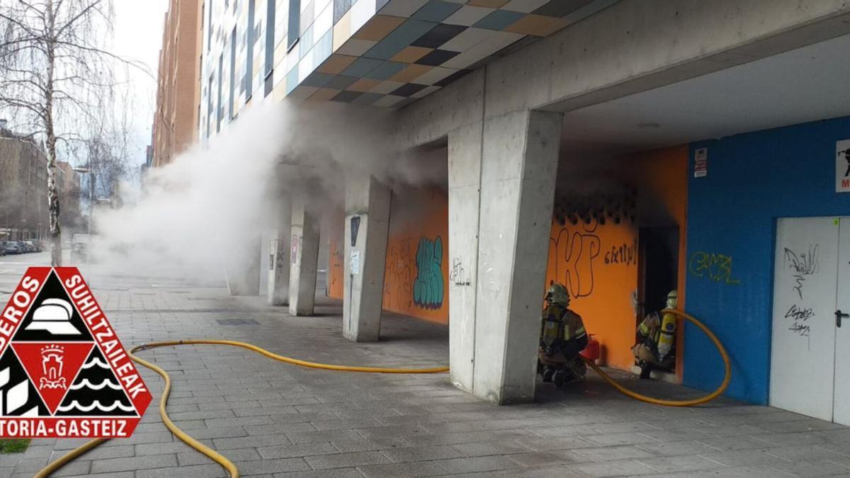 Incendio en un local de la Avenida Praga, en Salburua