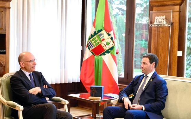 El lehendakari, Imanol Pradales, recibe al ex primer ministro italiano Enrico Letta en el Palacio de Ajuria Enea, en Vitoria-Gasteiz