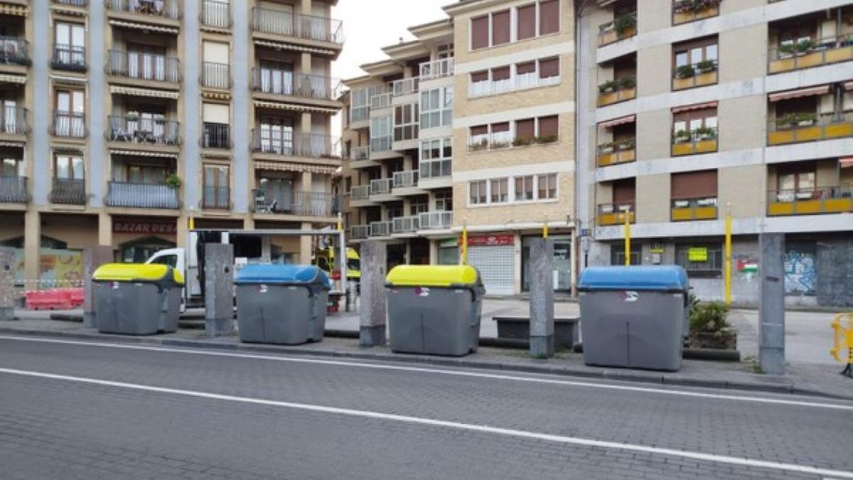 Los monolitos han formado del paisaje de Gudarien Plaza hasta su retirada por las obras de reurbanización de la plaza.