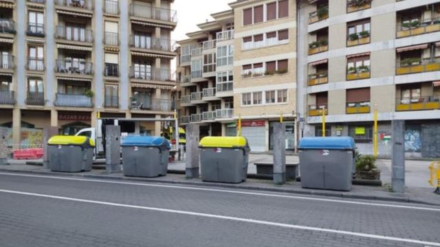 Los monolitos han formado del paisaje de Gudarien Plaza hasta su retirada por las obras de reurbanización de la plaza.