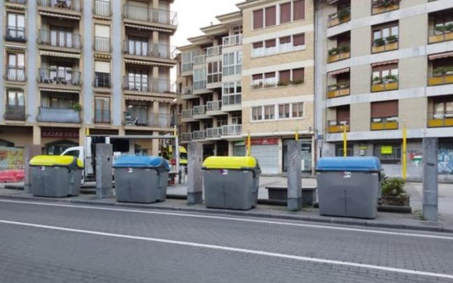 Los monolitos han formado del paisaje de Gudarien Plaza hasta su retirada por las obras de reurbanización de la plaza.