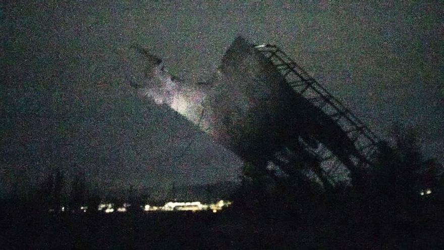 Imagen difundida por Ernai en la que se aprecia a varias personas derribando con cuerdas un toro de Osborne.