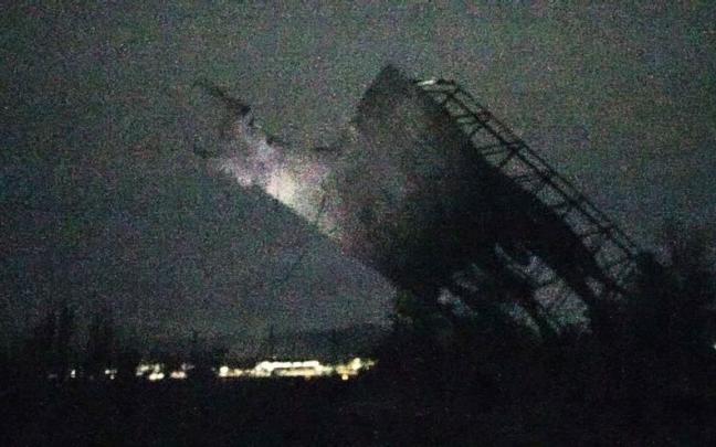 Imagen difundida por Ernai en la que se aprecia a varias personas derribando con cuerdas un toro de Osborne.