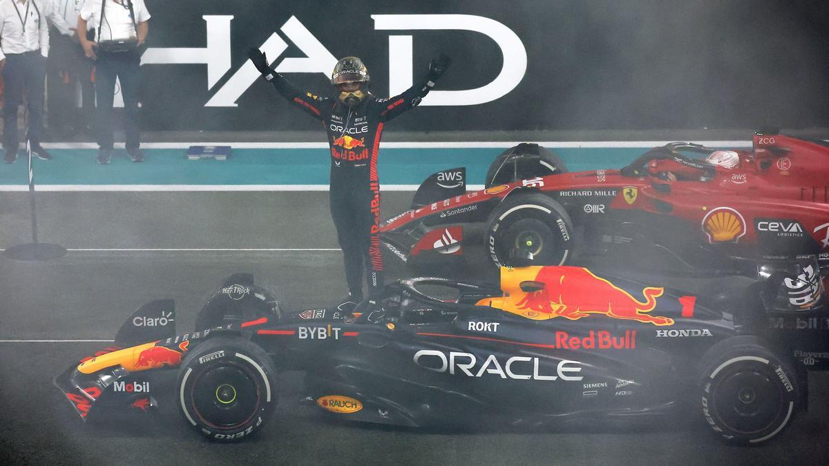 Verstappen celebra su triunfo en el circuito de Yas Marina.