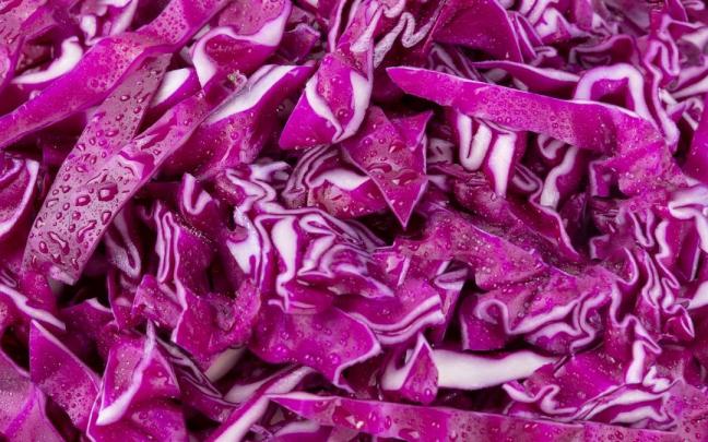 Una lombarda cortada en juliana.