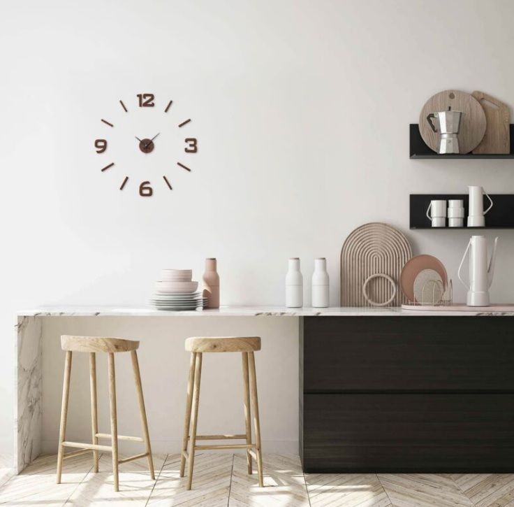 Reloj adhesivo en color marrón simulando a madera.
