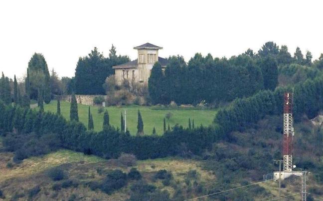 En la propiedad rodeada de 1.450 abetos y otras especies sobresale el viejo chalet que albergó la estación radioléctrica.