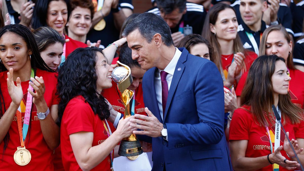 Sánchez, durante la recepción en la Moncloa a las jugadoras de la selección española.