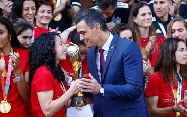 Sánchez, durante la recepción en la Moncloa a las jugadoras de la selección española.