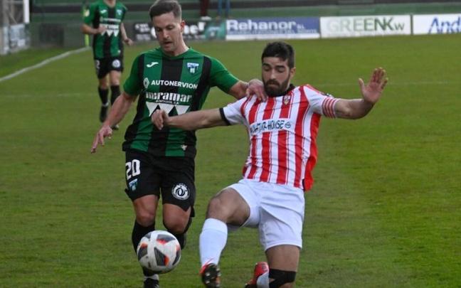 Leandro, en una acción ante el UD Logroñés B.
