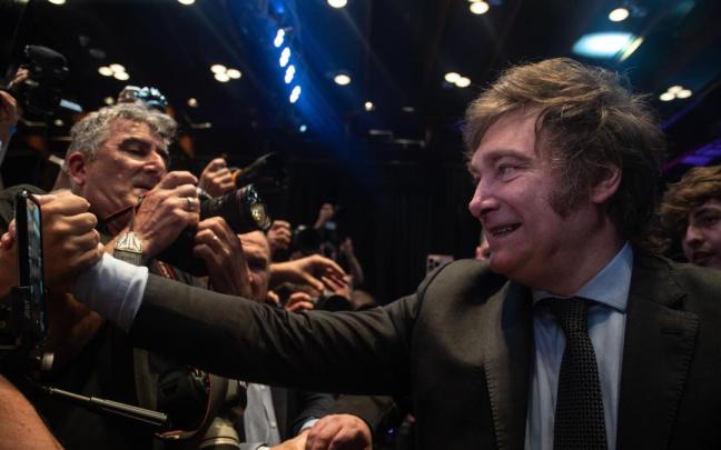 Milei saluda a sus seguidores tras vencer en las elecciones. Milei saluda a sus seguidores tras vencer en las elecciones.