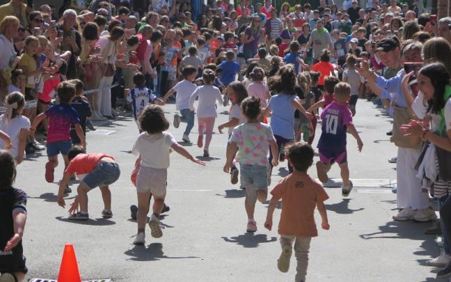 Niños y padres, en el cross infantil. / Asier Zaldua Niños y padres, en el cross infantil.