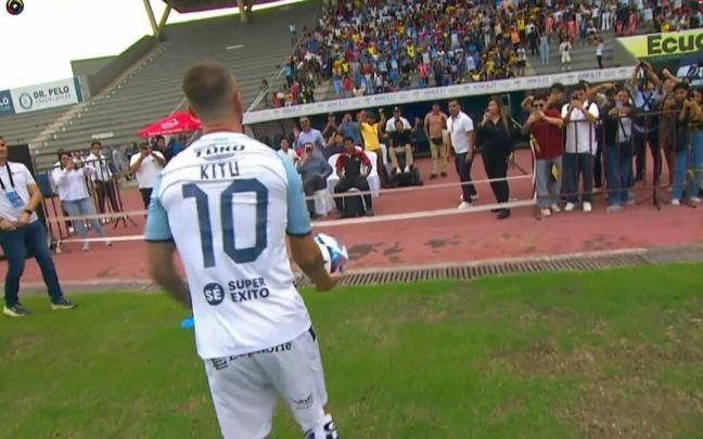 El Kitu Díaz, tratando de enviar un balón al público.