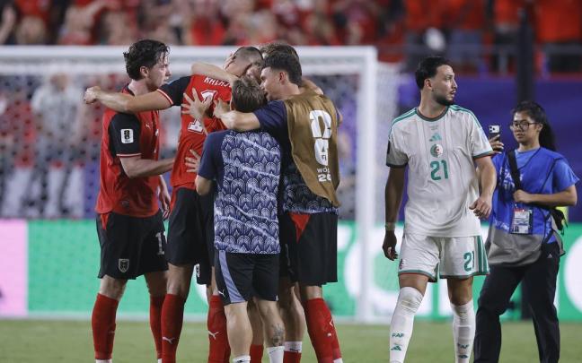 Los jugadores austríacos celebran el pase a dieciseisavos.