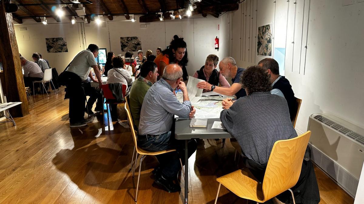 Vecinos de laudio en mesas de trabajo sobre el PGOU
