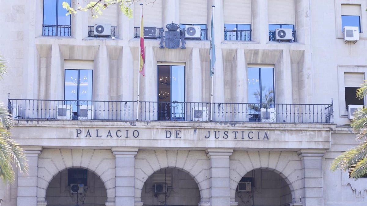 Detalle de la fachada principal de la Audiencia Provincial de Sevilla.