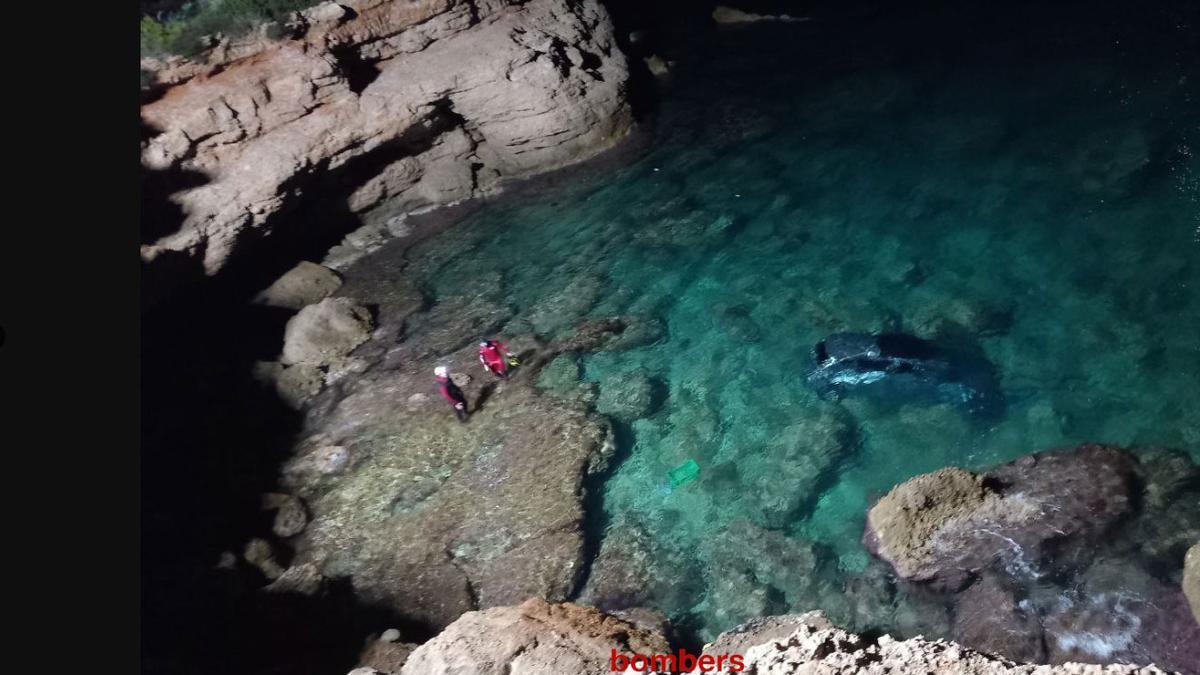 El vehículo accidentado, hundido en el mar.