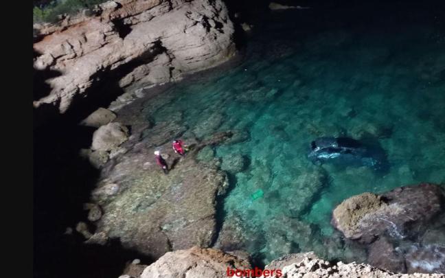 El vehículo accidentado, hundido en el mar.