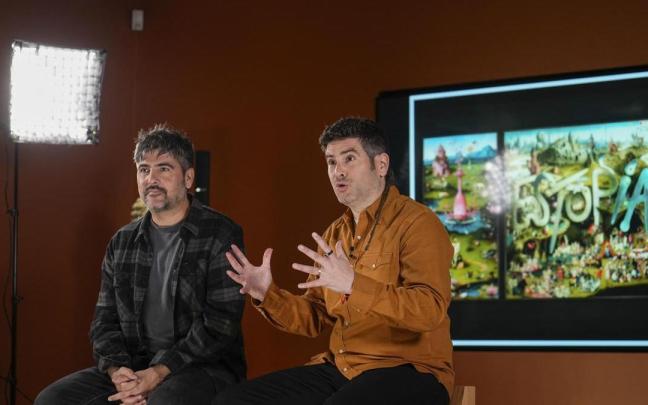 El dúo Estopa junto a la portada de su nuevo disco, 'Estopía'.