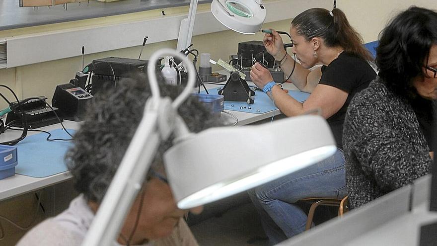 Taller de electrónica para mujeres de Lanbide. | FOTO: OSKAR MARTÍNEZ