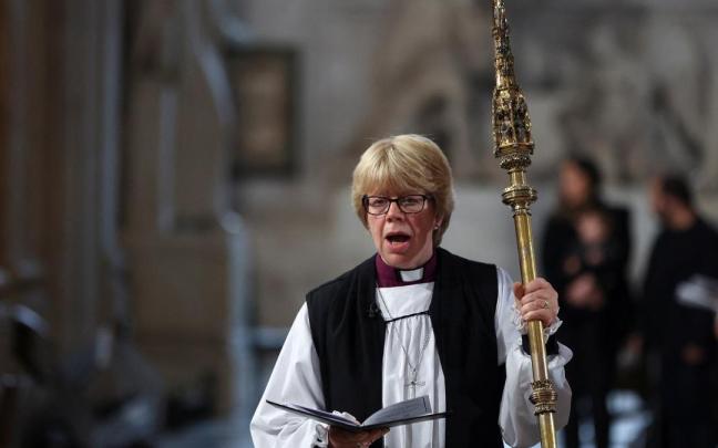 La obispa Sarah Mullally será la primera mujer en la historia en asumir los cargos de arzobispo de Canterbury.