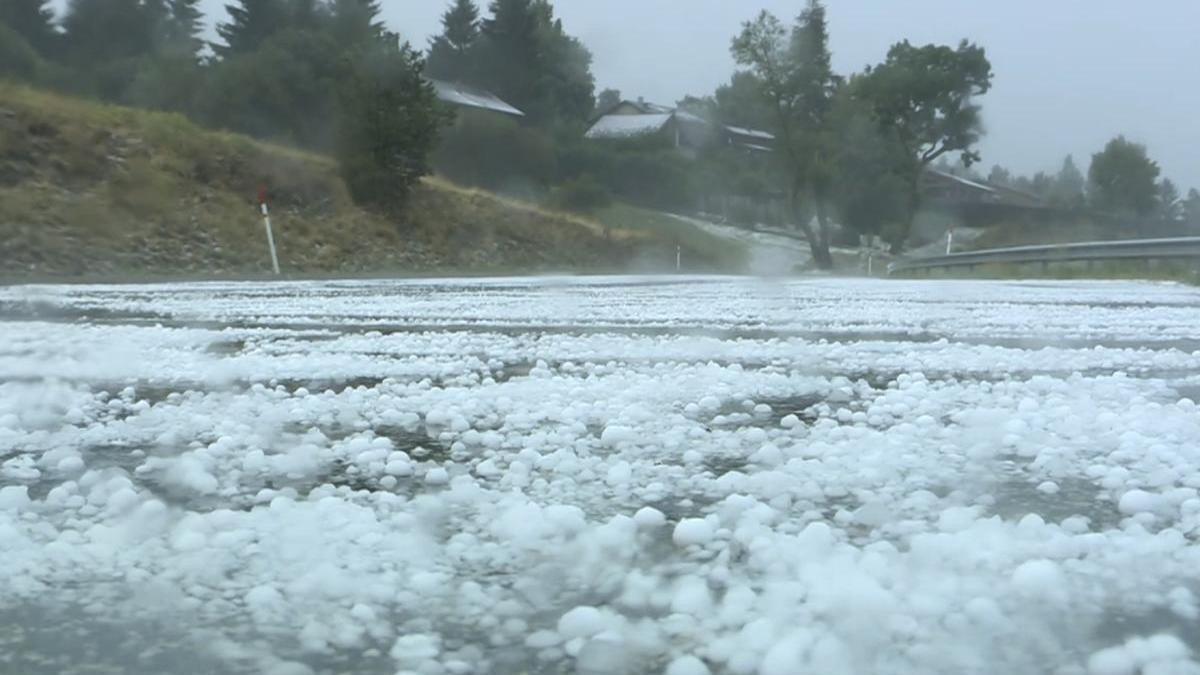 Imagen del estado de la carretera tras la tormenta con granizo.
