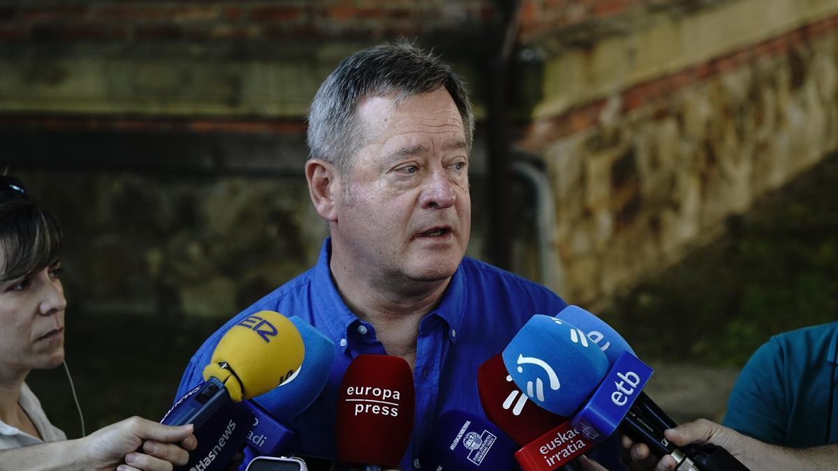 El consejero de Seguridad, Bingen Zupiria, en una imagen de archivo, atendiendo a los medios de comunicación