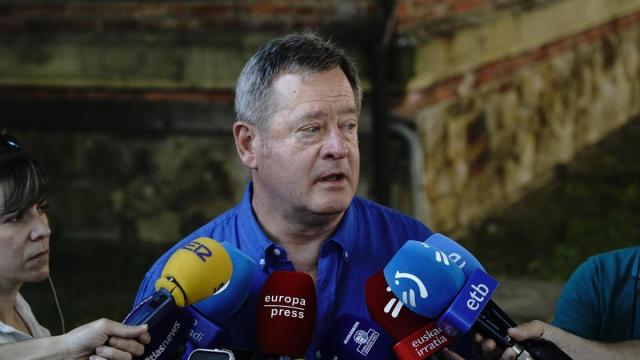 El consejero de Seguridad, Bingen Zupiria, en una imagen de archivo, atendiendo a los medios de comunicación