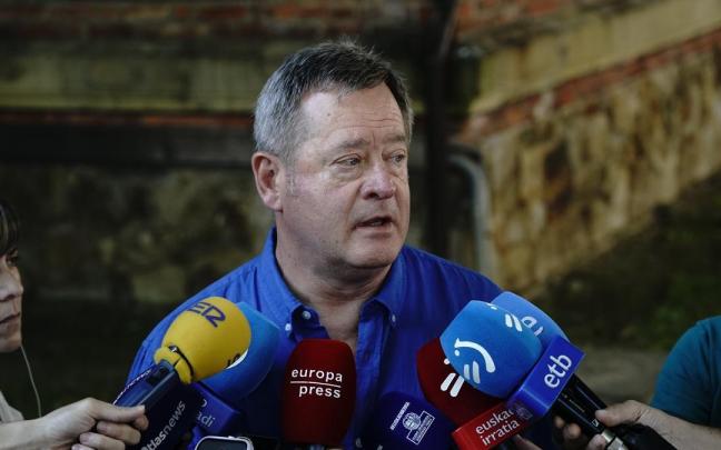El consejero de Seguridad, Bingen Zupiria, en una imagen de archivo, atendiendo a los medios de comunicación