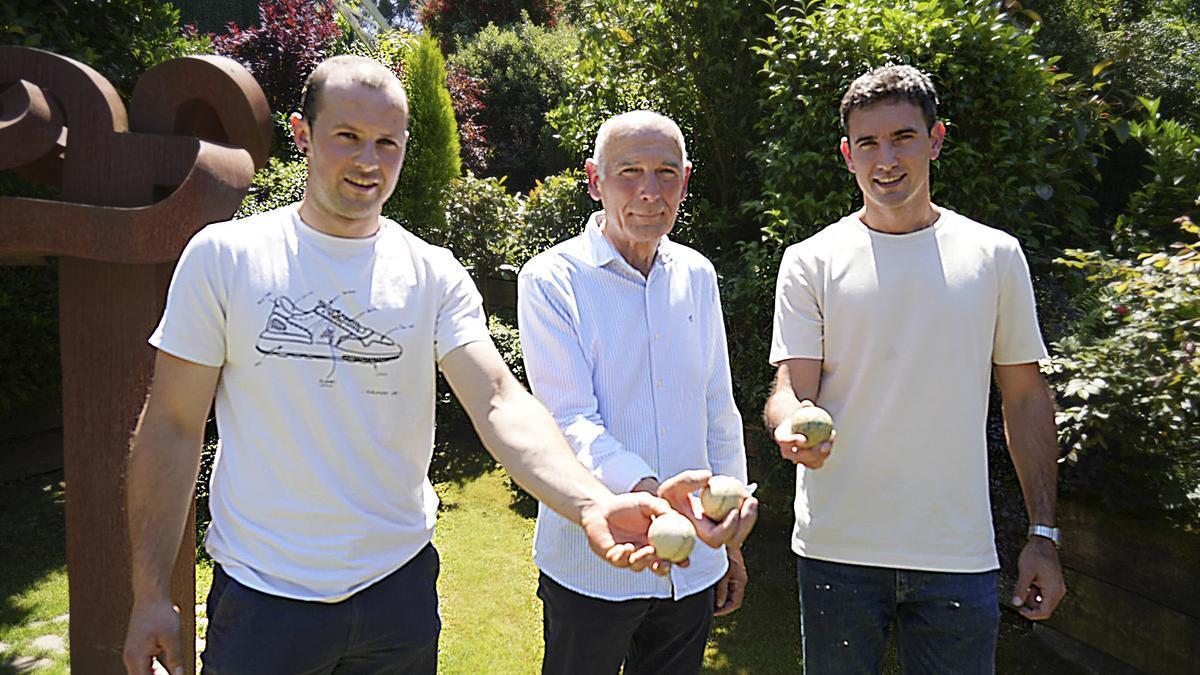 Aitor Elordi, Iñaki Gorostiza y Mikel Urrutikoetxea, los tres campeones del Manomanista de Bizkaia, posan para esta cabecera.