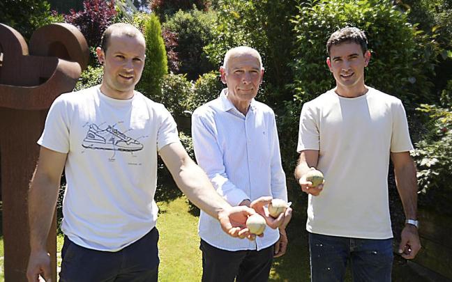 Aitor Elordi, Iñaki Gorostiza y Mikel Urrutikoetxea, los tres campeones del Manomanista de Bizkaia, posan para esta cabecera.