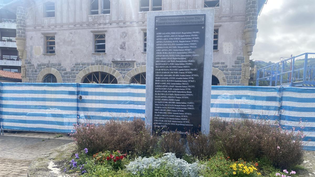 Monolito en Zumaia a los fusilados durante el franquismo y a quienes murieron combatiendo el fascismo.