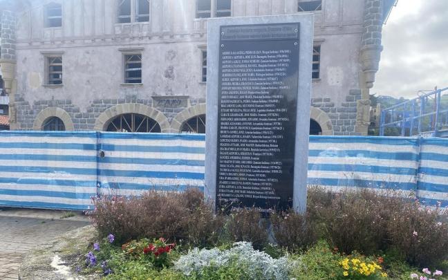 Monolito en Zumaia a los fusilados durante el franquismo y a quienes murieron combatiendo el fascismo.
