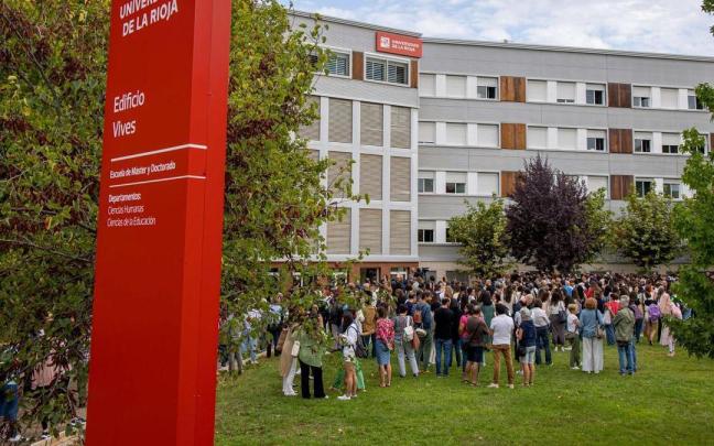 La comunidad universitaria riojana se concentra en la puerta del edificio de Magisterio para condenar los mensajes machistas. La comunidad universitaria riojana se concentra en la puerta del edificio de Magisterio para condenar los mensajes machistas.